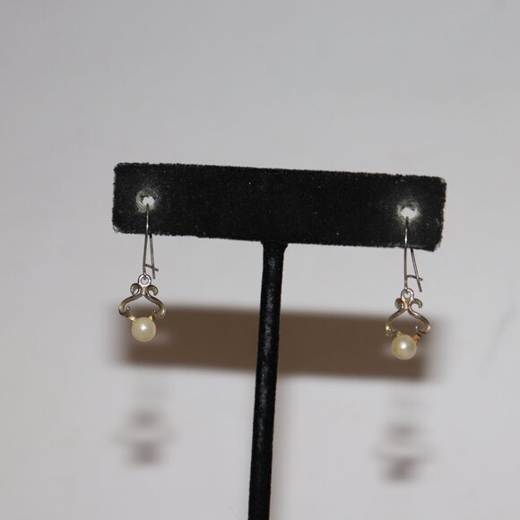 🤍✨ Beautiful Vintage Silver & Pearl Dangling Hook Earrings · 1" Tall · classic - Picture 3 of 4